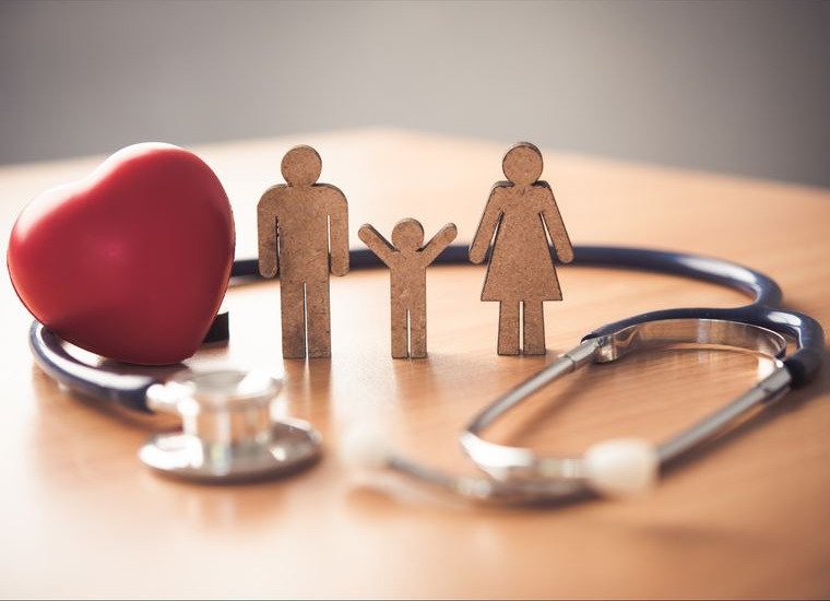 Estetoscópio envolvendo família, simbolizando proteção